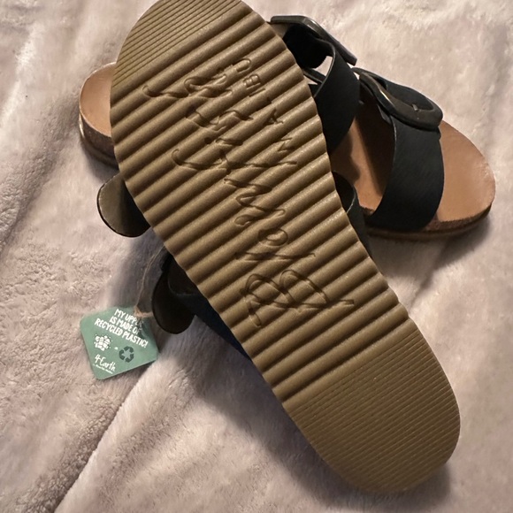 Sandals - Picture 3 of 3